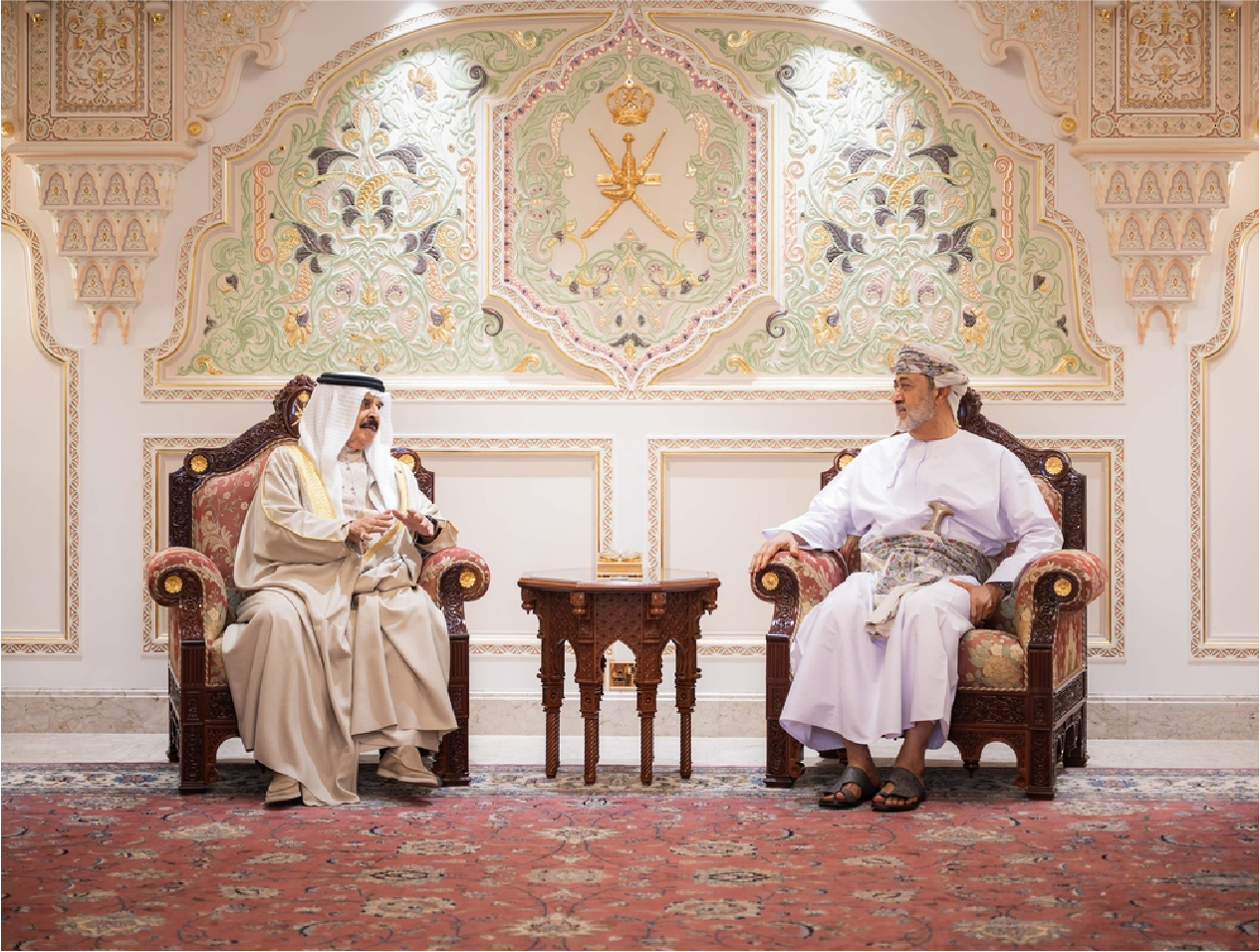 Asset 1 جلالة السلطان وأخوه ملك البحرين يعقدان لقاء وديا ببيت الزباط العامر بصلالة ـ جلالة السلطان