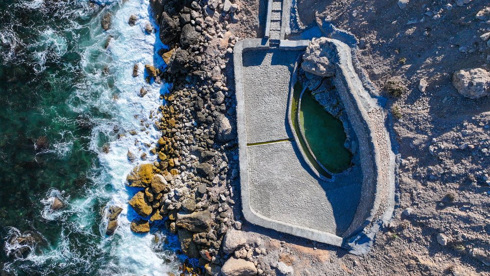 عين “جِي” العذبة بولاية سدح.. جوهرةٌ طبيعيّةٌ على بعد أمتار من البحر