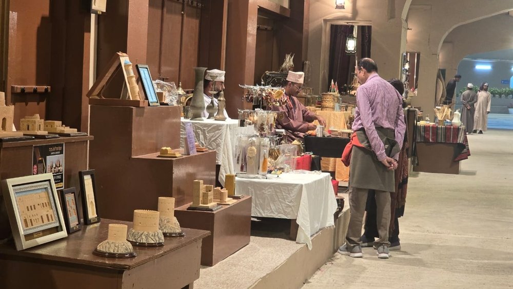 أكثر من 450 حرفيًّا بالقرية التراثية بليالي مسقط 2026