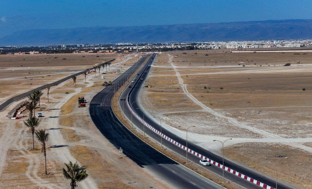 تنفيذ مشروع صيانة وتأهيل طريق المعمورة–طاقة بمحافظة ظفار