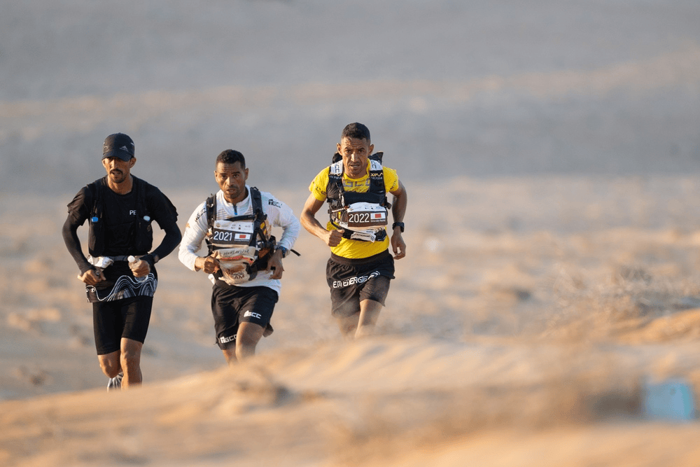 مغربيان يتوجان بماراثون عُمان الصحراوي في شمال الشرقية