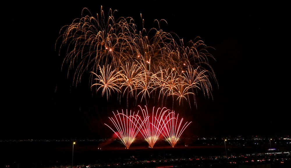 عرضٌ للألعاب النارية بمناسبة تولّي جلالة السُّلطان مقاليد الحكم