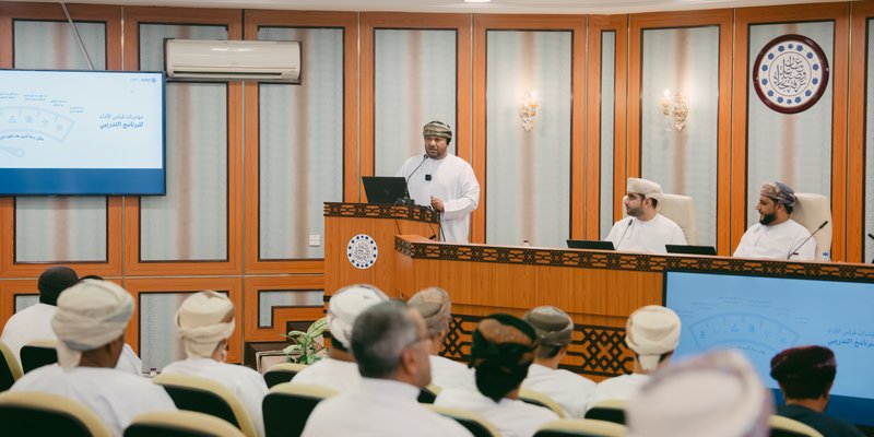 استعراض آليات تعزيز تنافسية المؤسسات الصغيرة والمتوسطة في المناقصات الحكومية بصلالة