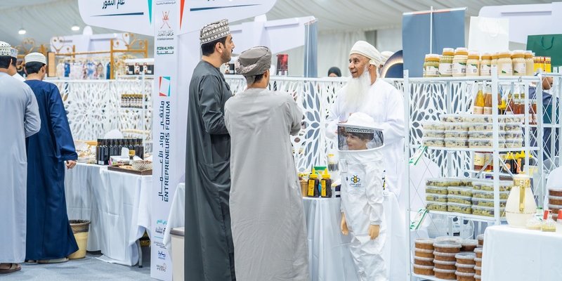 جلسات حوارية وتوقيع اتفاقيات ضمن ملتقى رواد الأعمال بمحافظة الداخلية