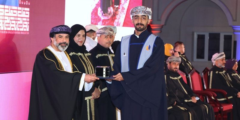 الاحتفالُ بتخريج 675 خريجًا وخريجة من فرعي جامعة التقنية والعلوم التطبيقية بشناص وصحار