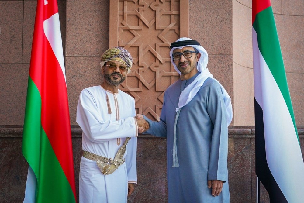 وزير الخارجية ونظيره الإماراتي يجريان لقاءً أخويًا تشاوريًا